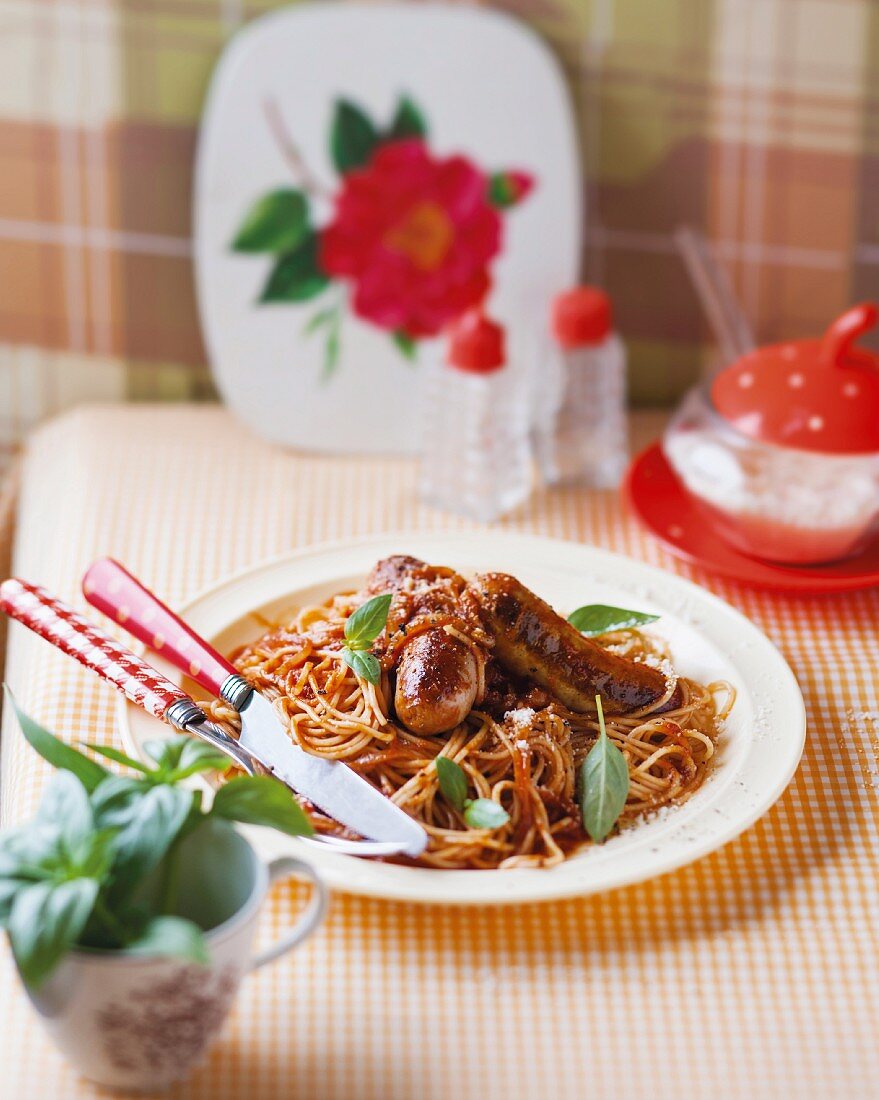 Spaghettini with tomato sauce and fried pork sausages