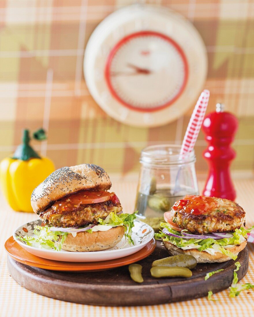 Zwei Thunfisch-Bohnen-Burger auf einem Holzbrett