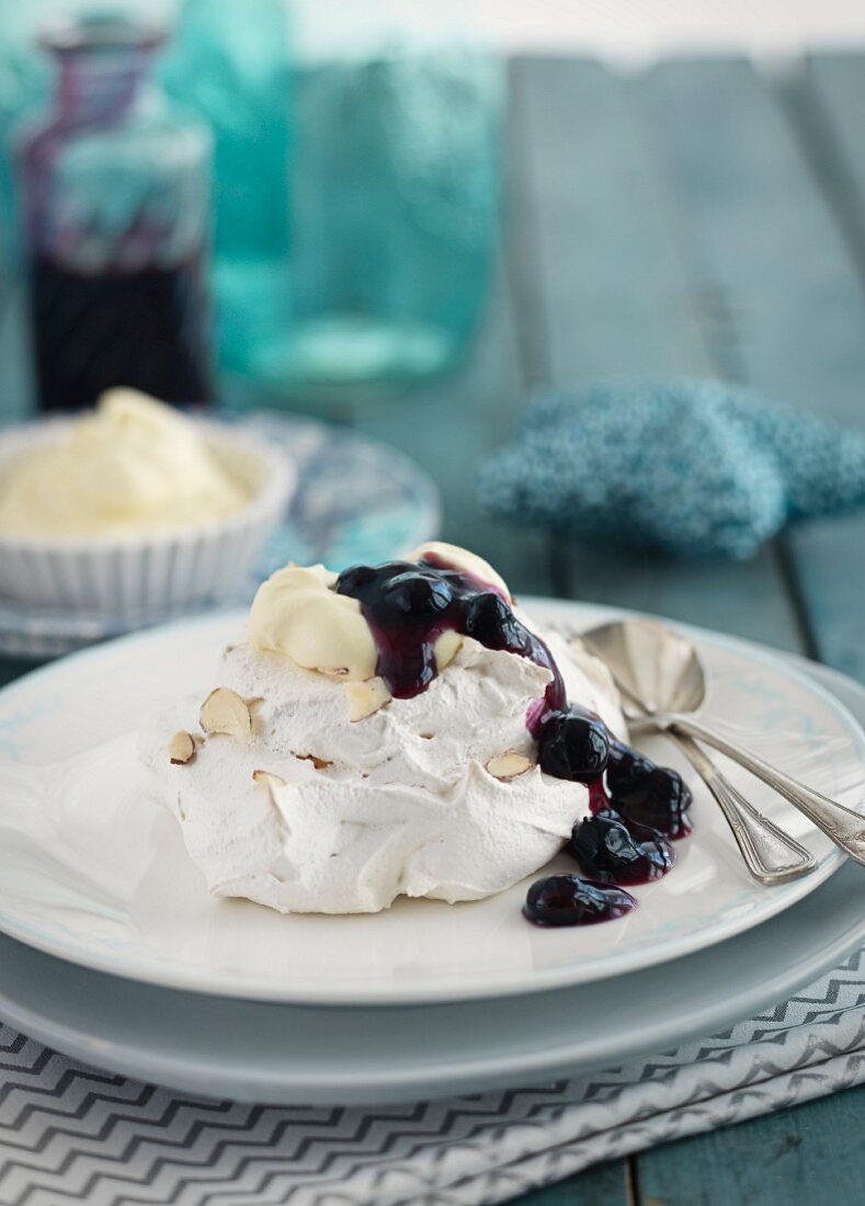 Pavlova with almonds and blueberries