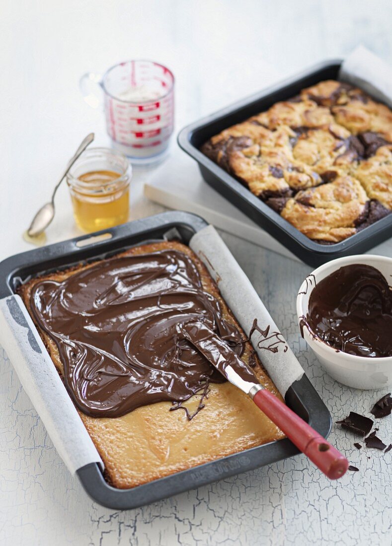 Frisch gebackene Marmorkuchen mit Schokoladenglasur