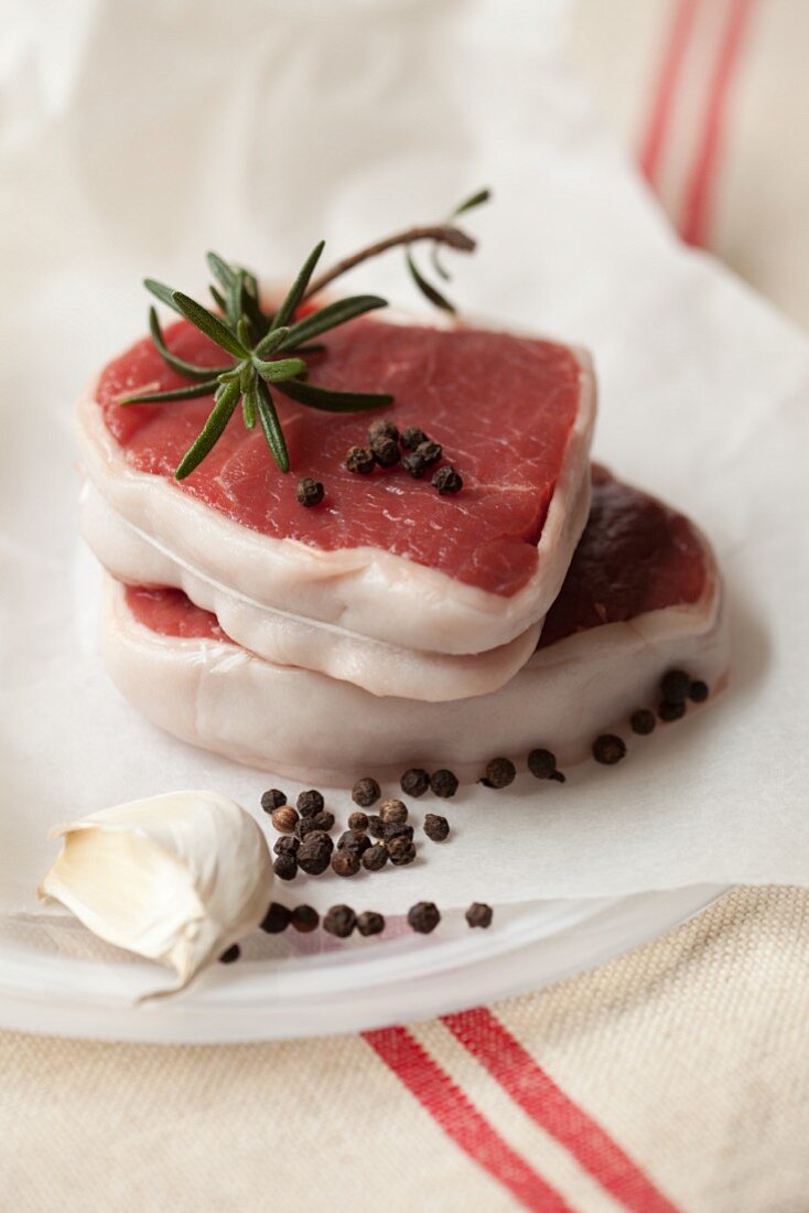 Tournedos mit Pfeffer, Rosmarin und Knoblauch