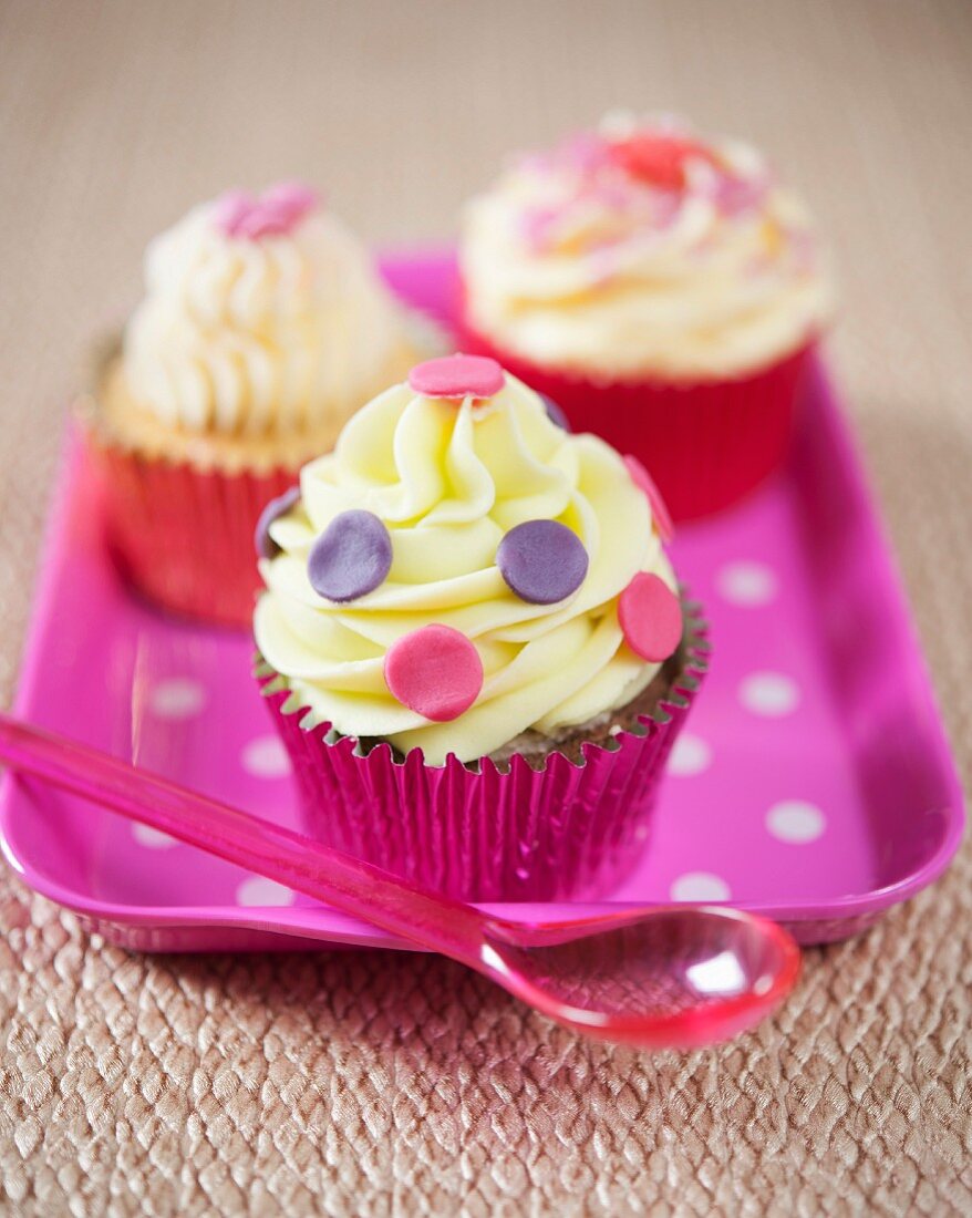 Cupcake mit rosa und lila Fondantpunkten