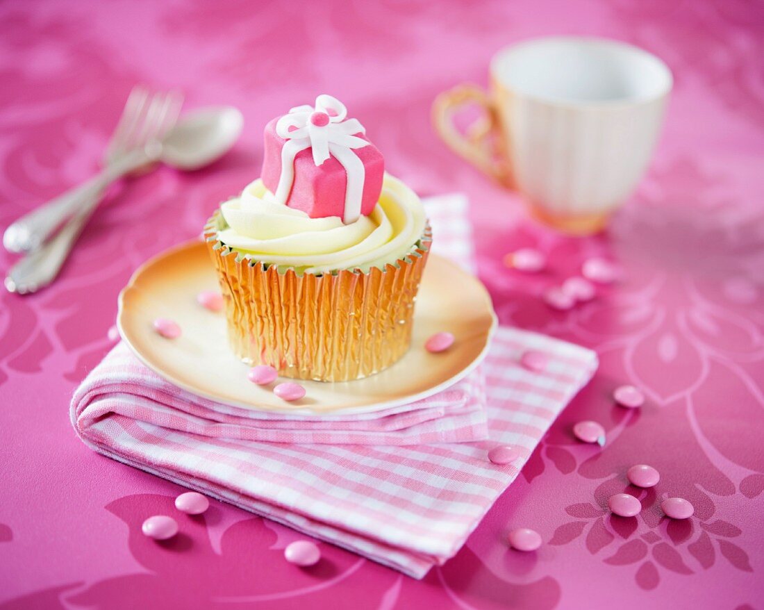 Cupcake mit rosa Geburtstagspäckchen
