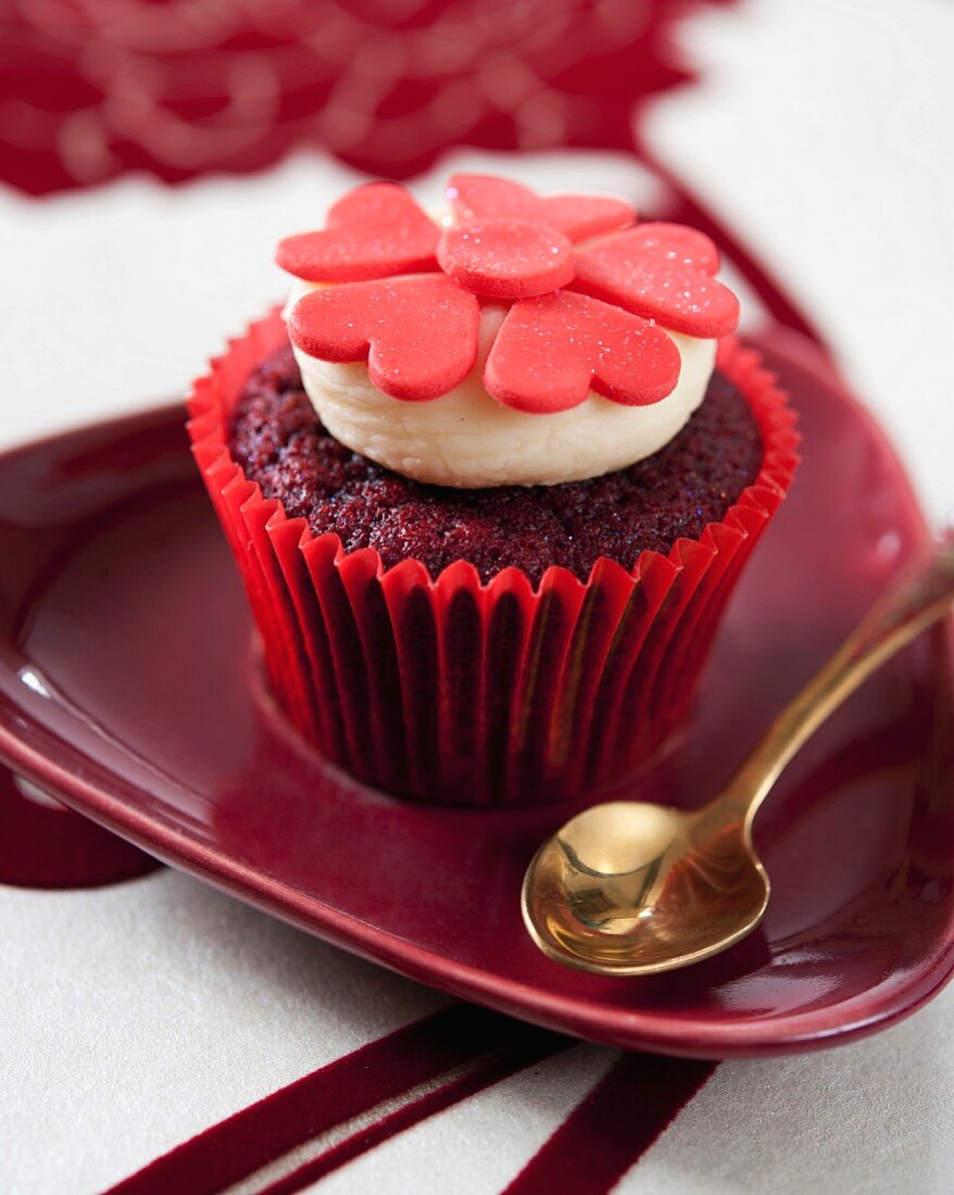 Red Velvet Cupcake mit roter Fondant-Blüte