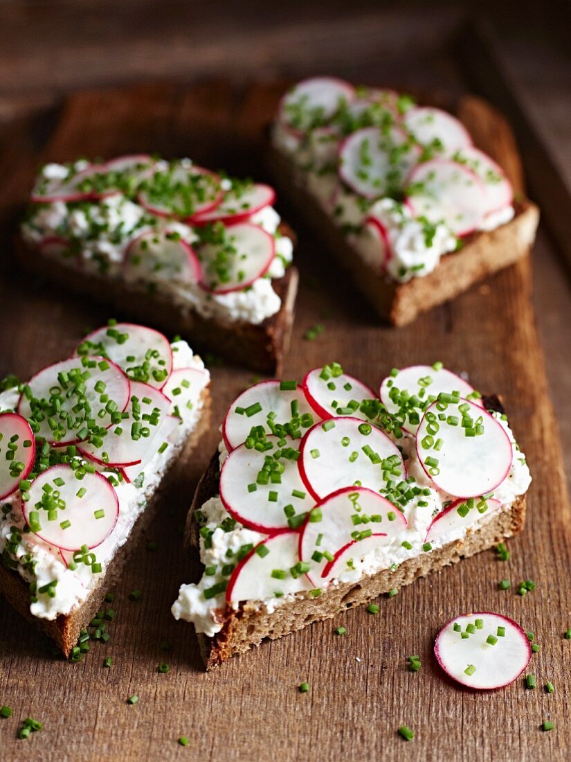 Slices of bread topped with cream cheese and chives