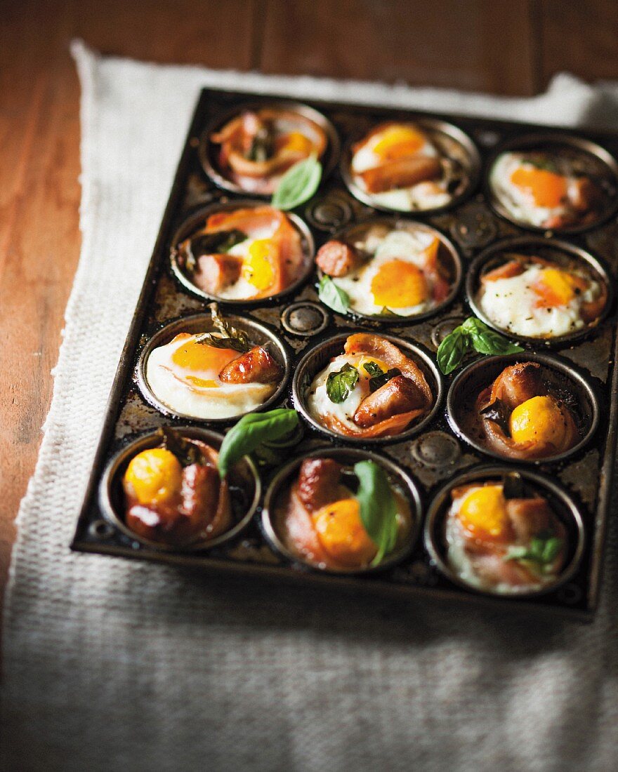 Breakfast canapés with sausage and egg