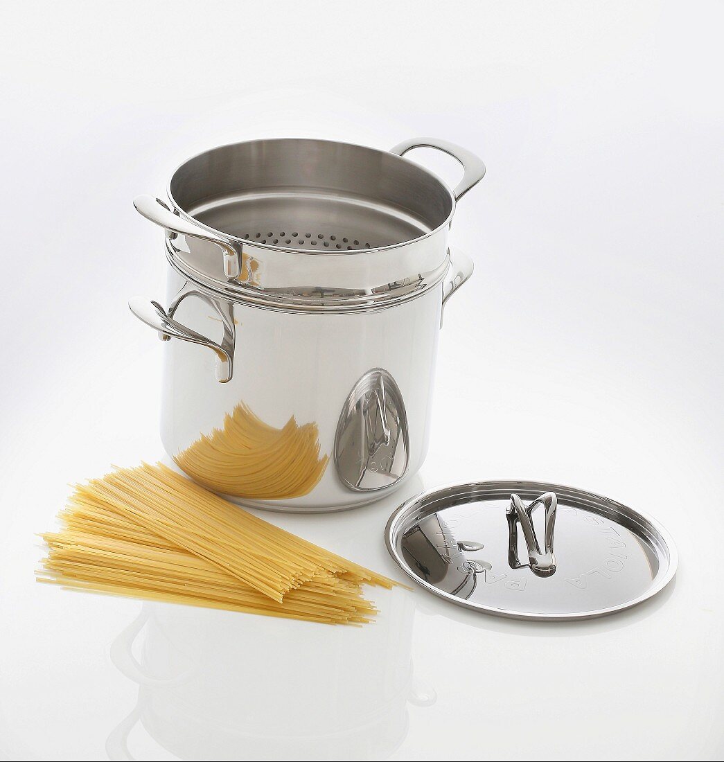 A pasta pot with an integrated drainer
