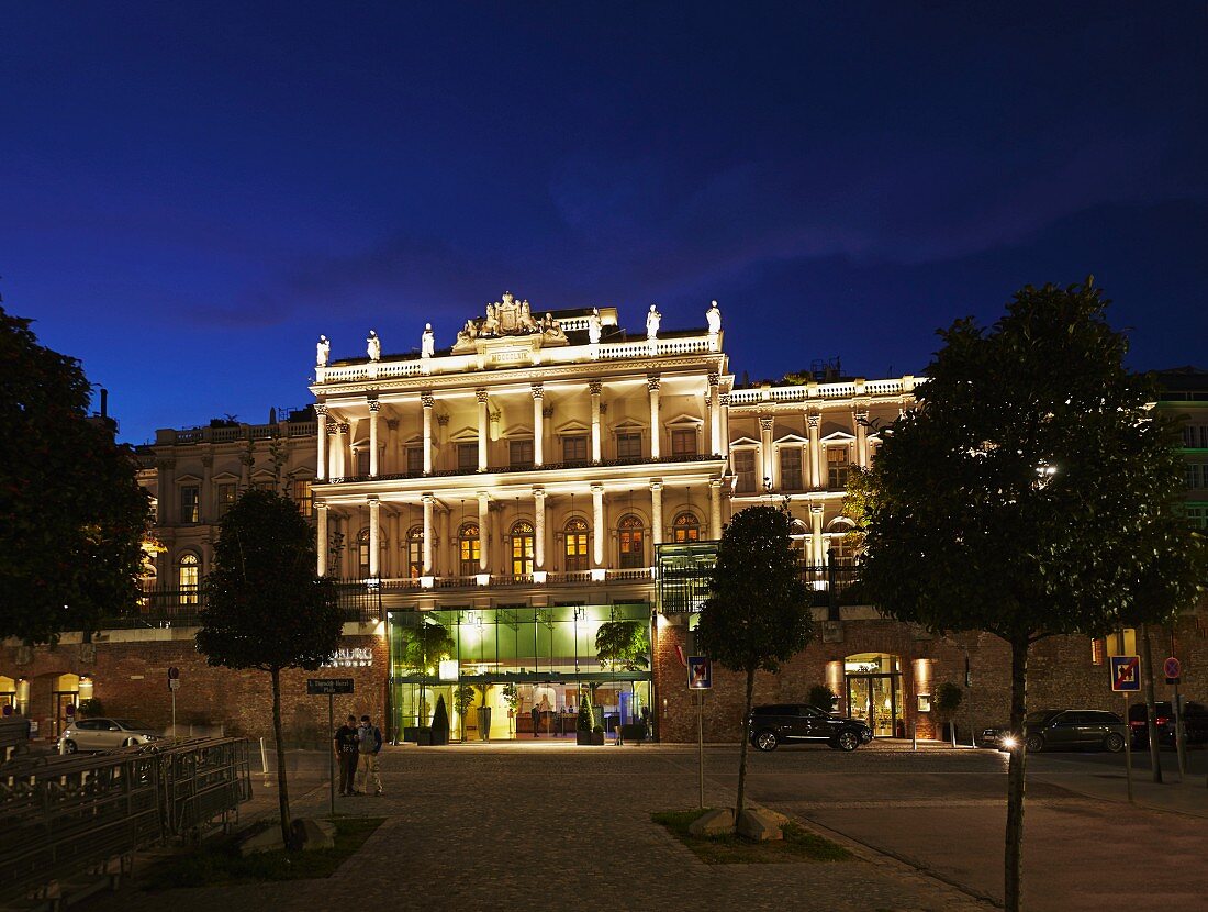 Das Palais Coburg in Wien bei Nacht, Österreich