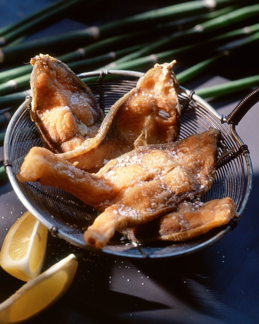 Frittierter Thunfisch im Sieb