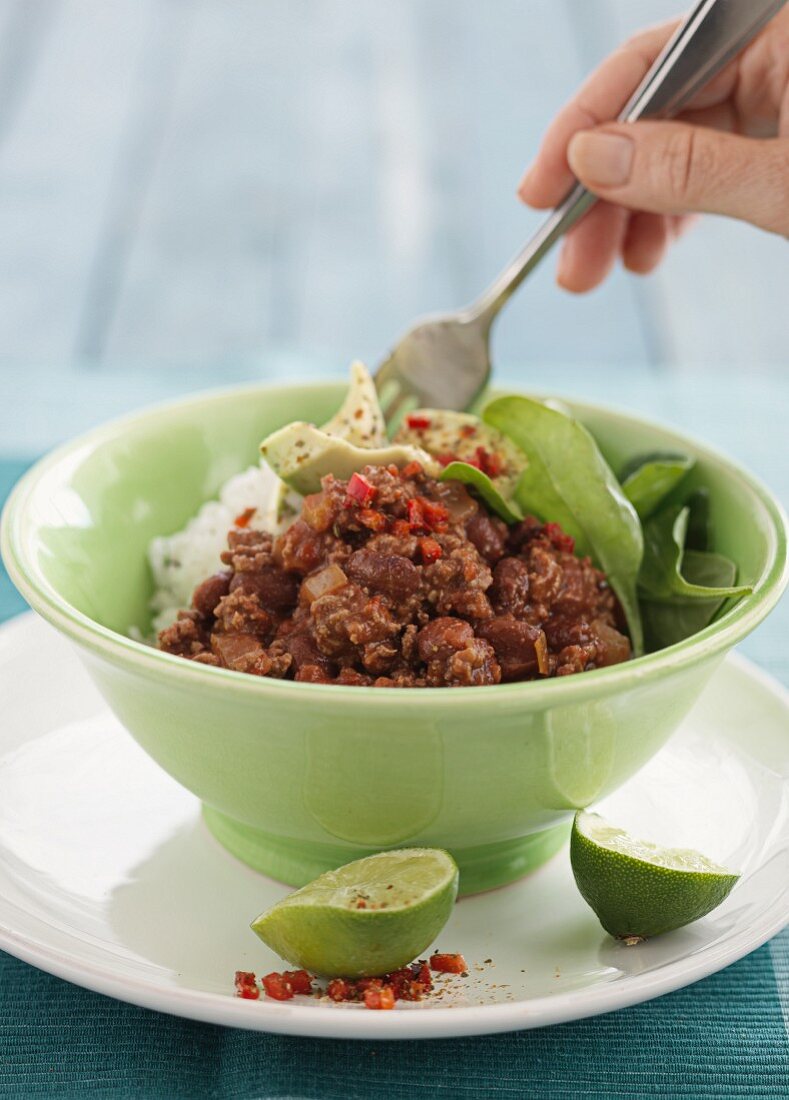 Chilli con carne with rice and limes