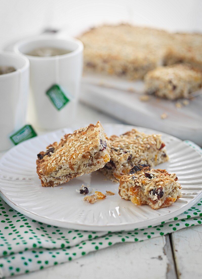 Müsliriegel mit Trockenfrüchten und Kokos