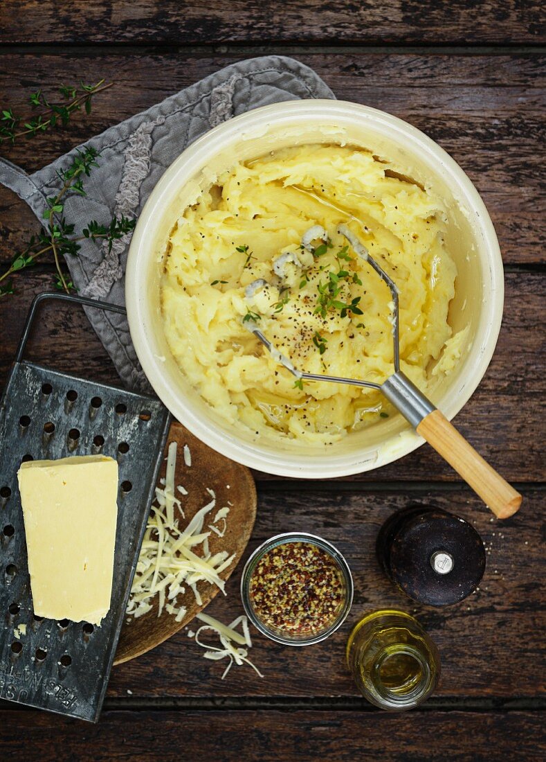 Kartoffelpüree, Butter, geriebener Käse, Gewürze und Olivenöl