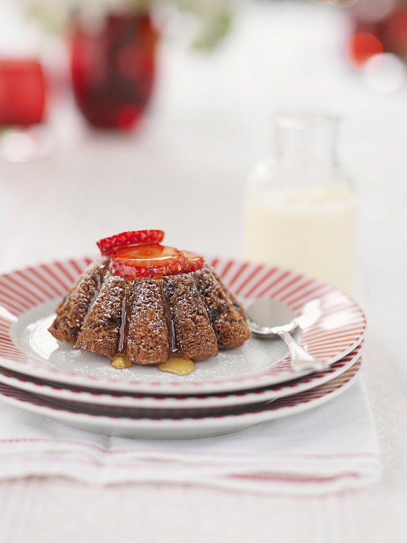 A mini Bundt cake with strawberries and honey