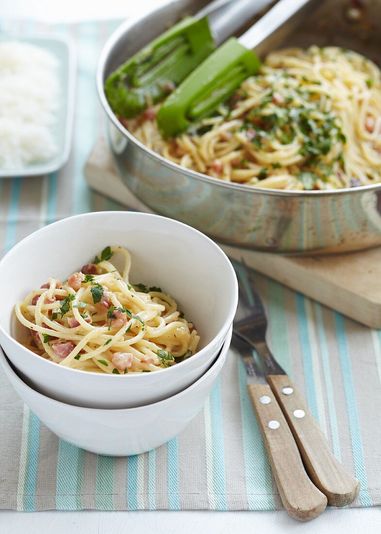 Spaghetti Carbonara, garniert mit Petersilie