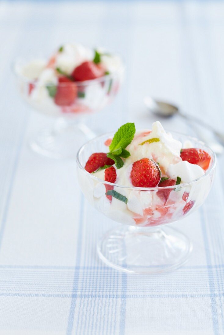 Erdbeer-Sahne-Dessert mit Baiser und Minze