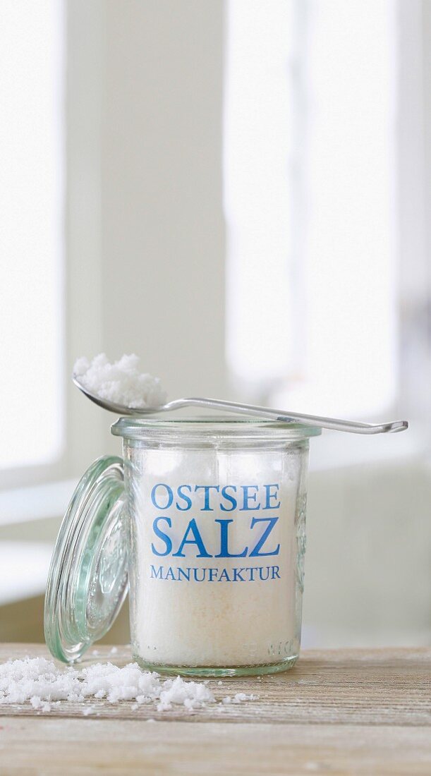 Ostsee-Salz im Glas und auf Löffel