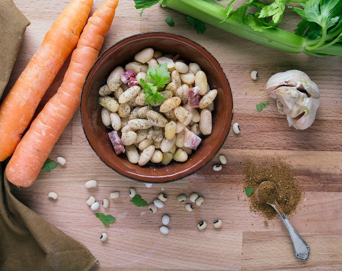 Zutaten für Bohnensuppe mit Speck, Sellerie, Karotten, Knoblauch und Gewürzen