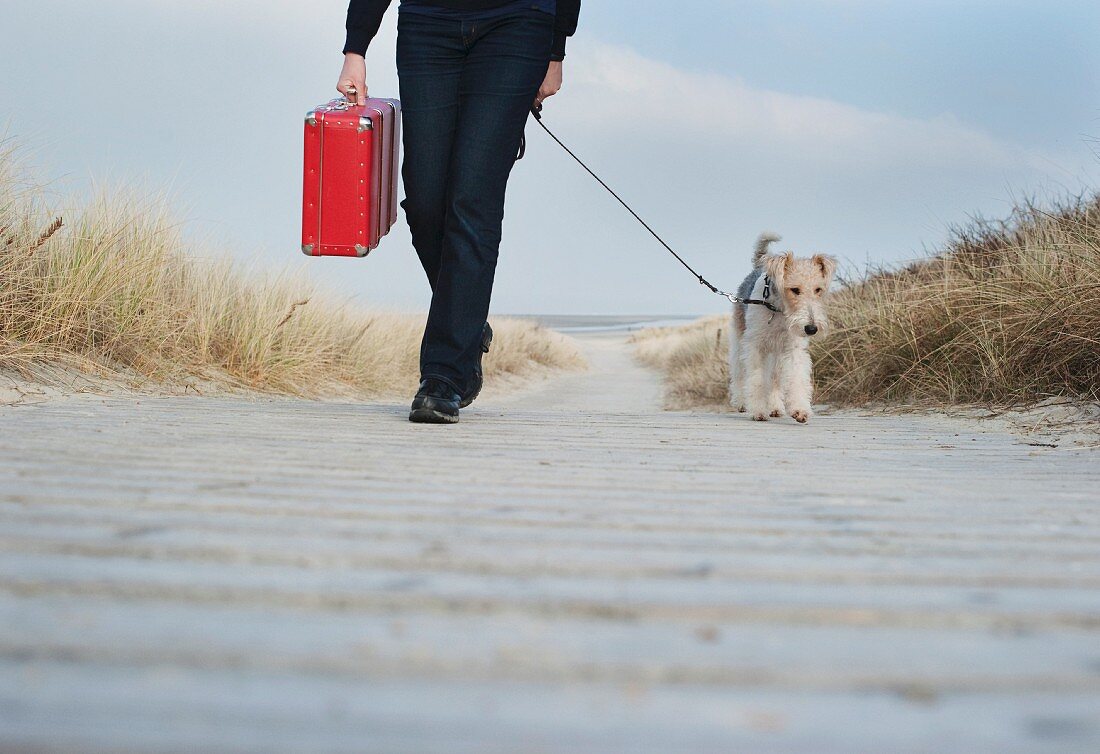 Meike Winnemuth geht mit ihrem Hund auf der Insel Spiekeroog spazieren