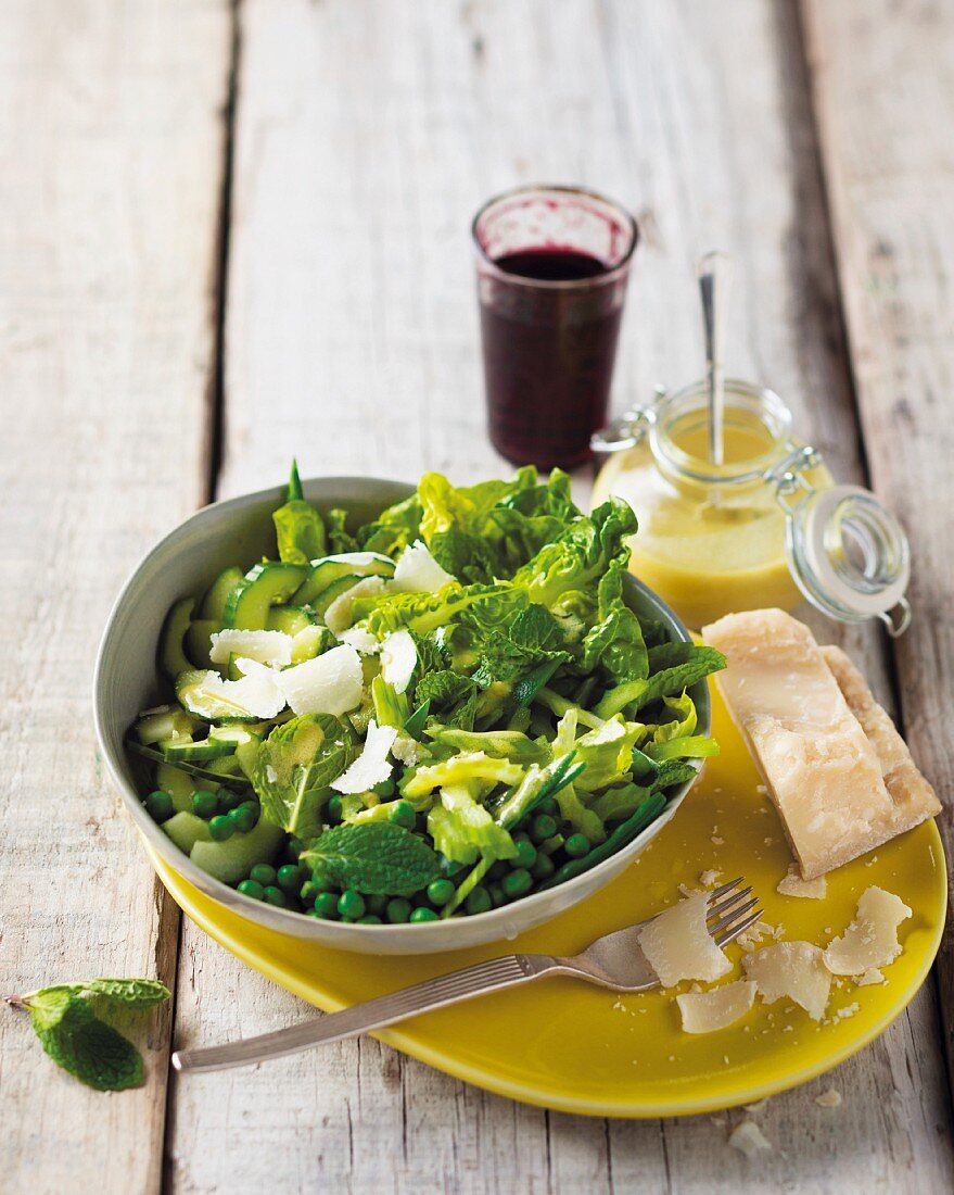 Knackiger Salat mit grünem Gemüse, Dijonsenfdressing und Parmesanhobeln
