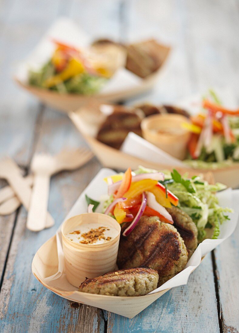 Gegrillte Falafel mit Salat und Joghurt