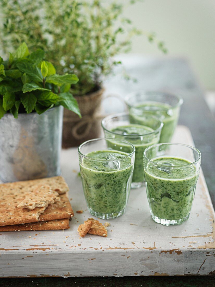 Green smoothies and crispbread