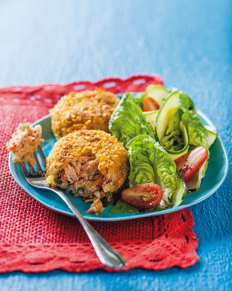 Forellenbratlinge mit buntem Salat