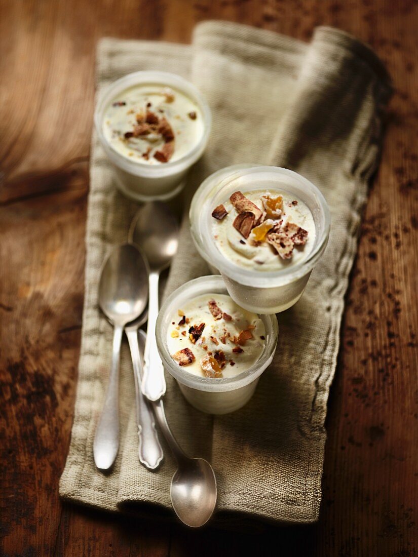 Haselnuss-Mandel-Eis mit kandierten Früchten