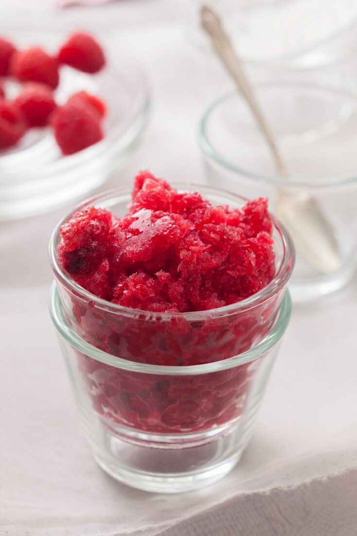 Himbeer-Granita in Glasschalen mit Löffel