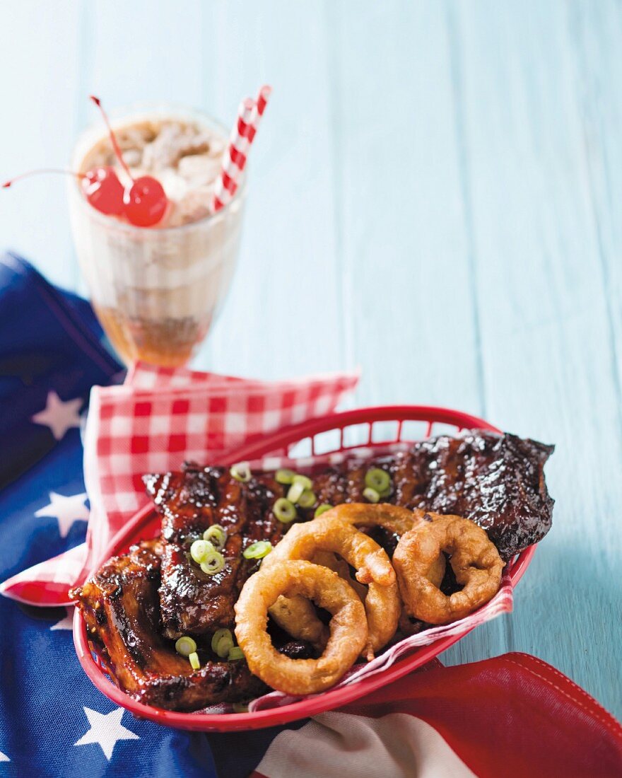 Cola-Barbecue-Spareribs mit frittierten Zwiebelringen