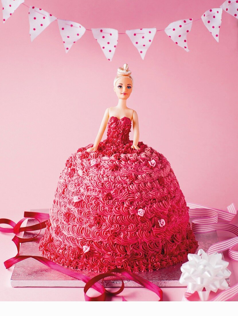 Pinkfarbener Barbie-Kuchen zum Kindergeburtstag