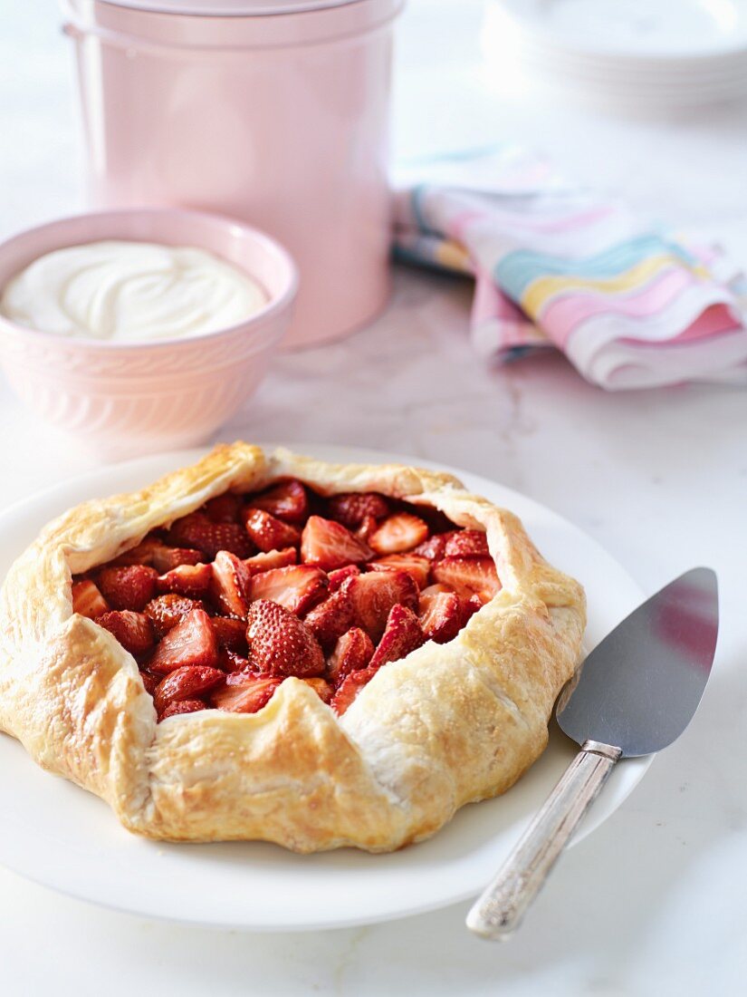 Erdbeerpie mit Sahne auf Marmortisch