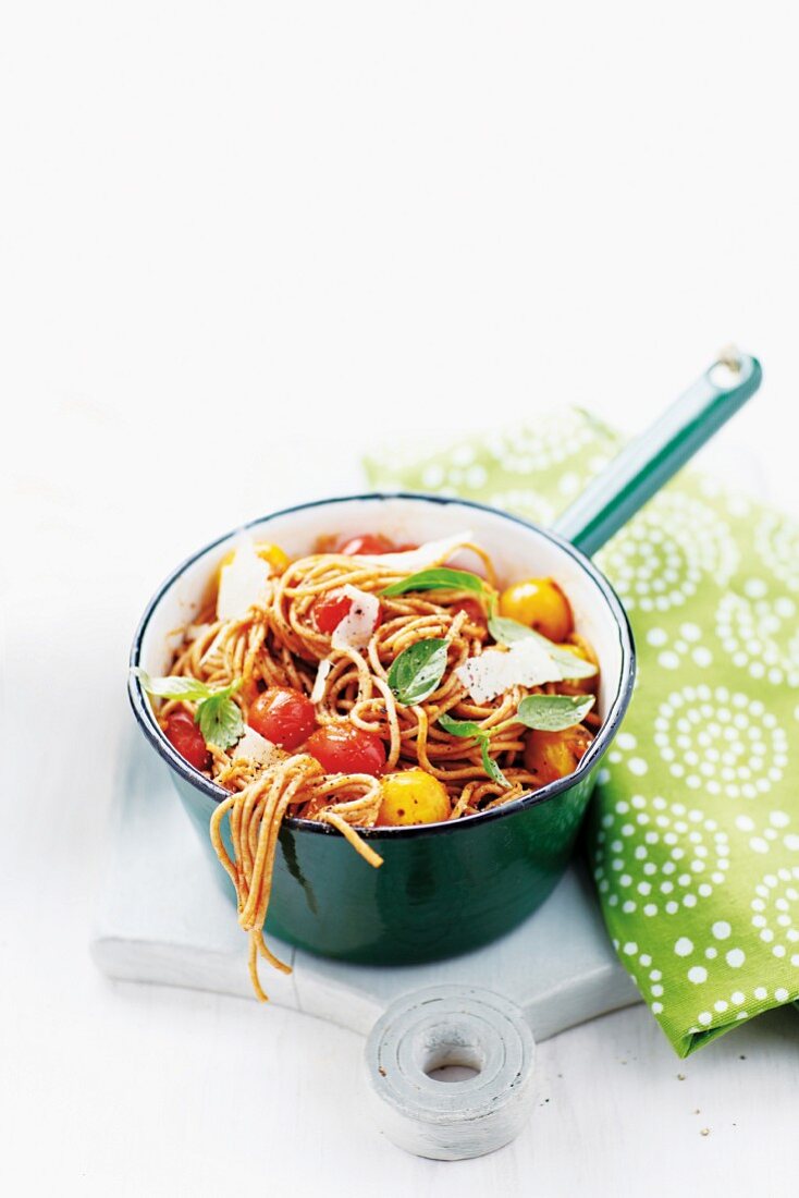 Spaghetti with tomatoes and basil