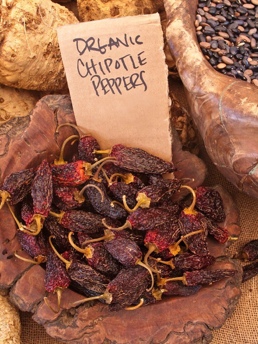 Getrocknete Bio-Chipotle Chilischoten auf einem Markt