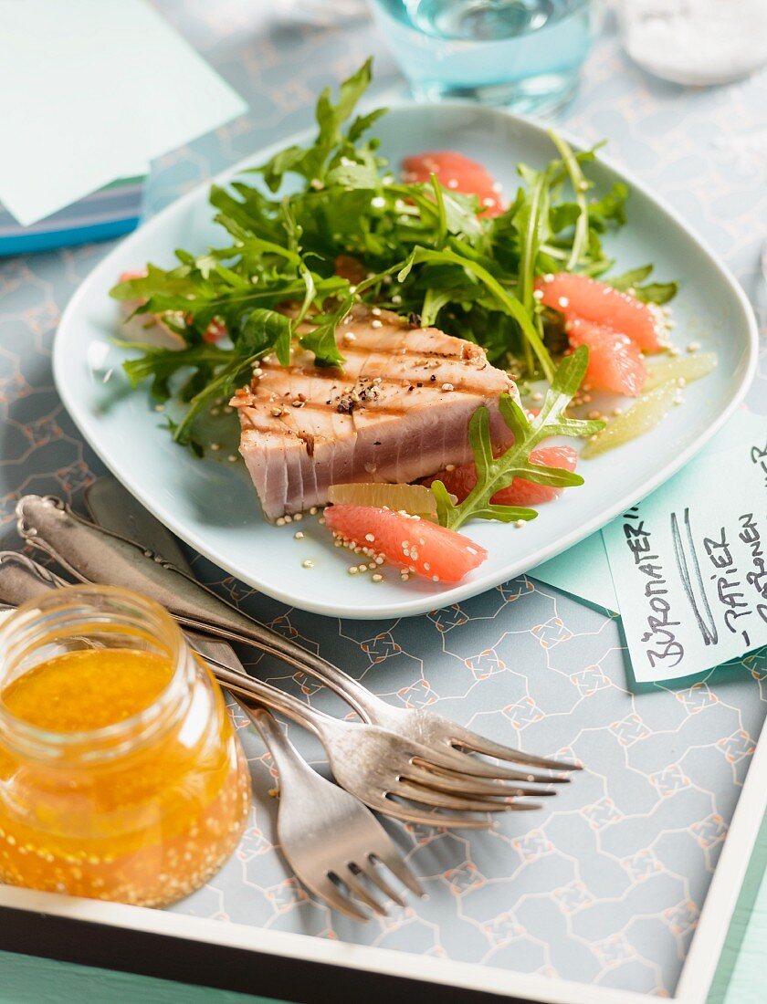 Rocket salad with pink grapefruit and tuna fish for lunch
