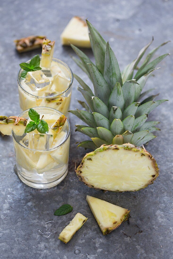 Aromatisiertes Wasser mit Ananas und Minze
