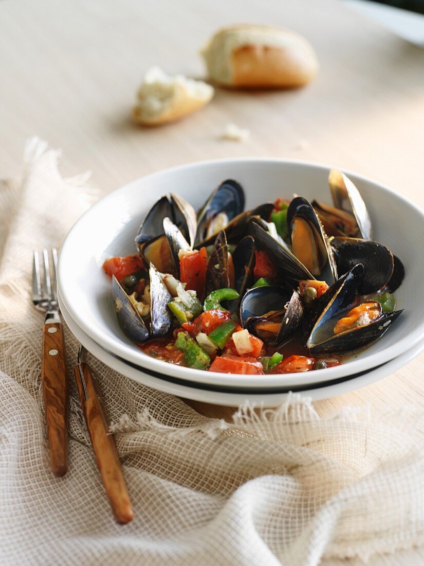 Mediterrane Miesmuscheln mit Tomaten und Paprika