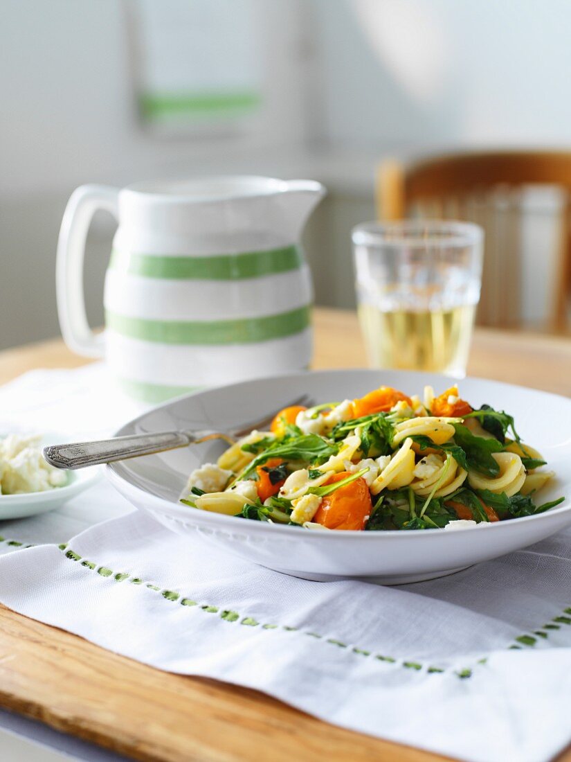 Orecchiette-Salat mit Spinat und Kirschtomaten