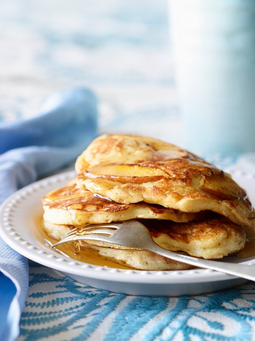 Gestapelte Pancakes mit Ahornsirup