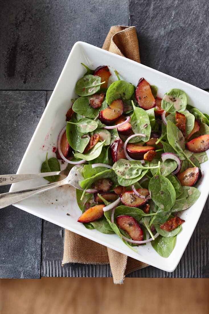 Spinach salad with plums and onions