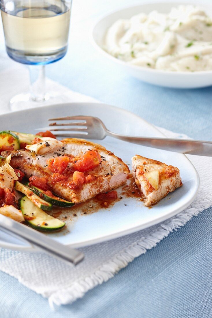 Schweinekotelett mit Tomaten und Zucchini