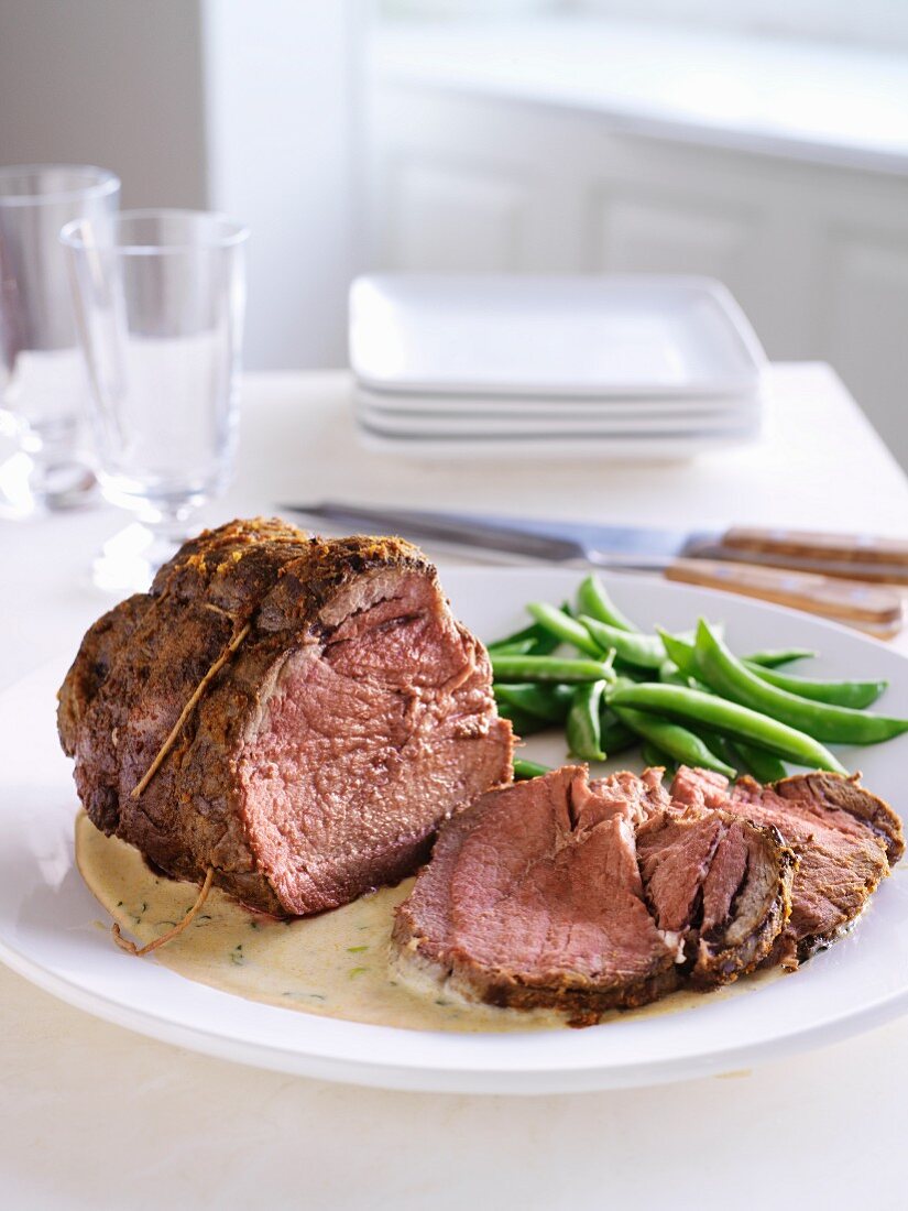 Red curry roast beef with gravy and pea pods