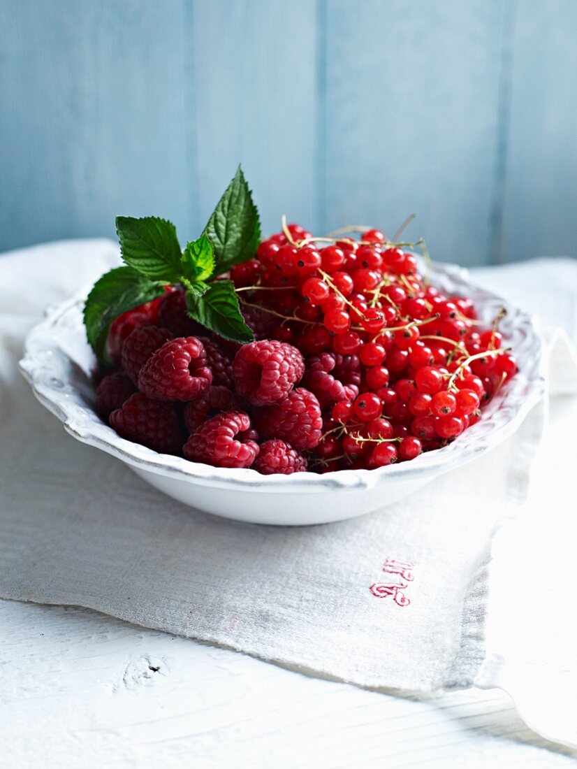 Himbeeren Johannisbeeren und Minze