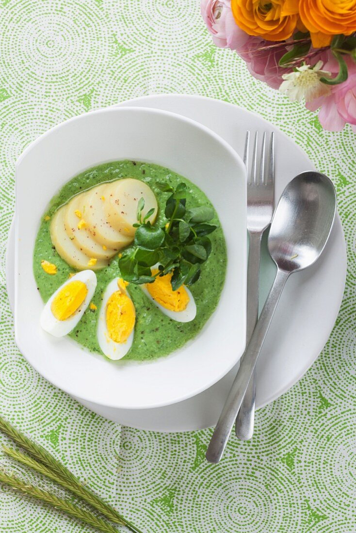 Spinach with potatoes and egg