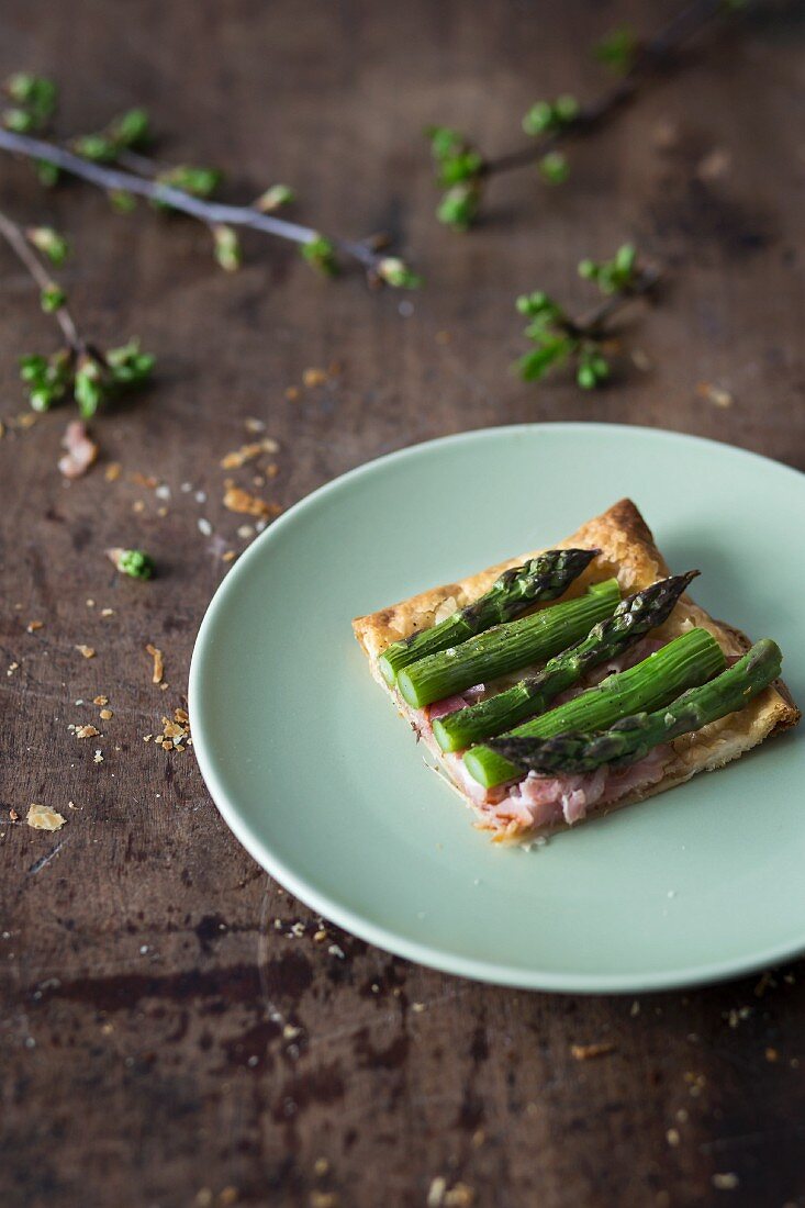 Blätterteigtarte mit Spargel, Speck und Käse