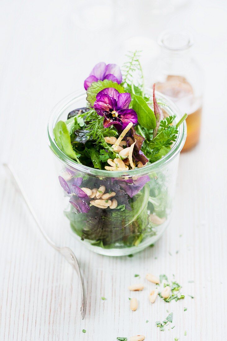 Kräutersalat mit Blattsalaten und Acerola