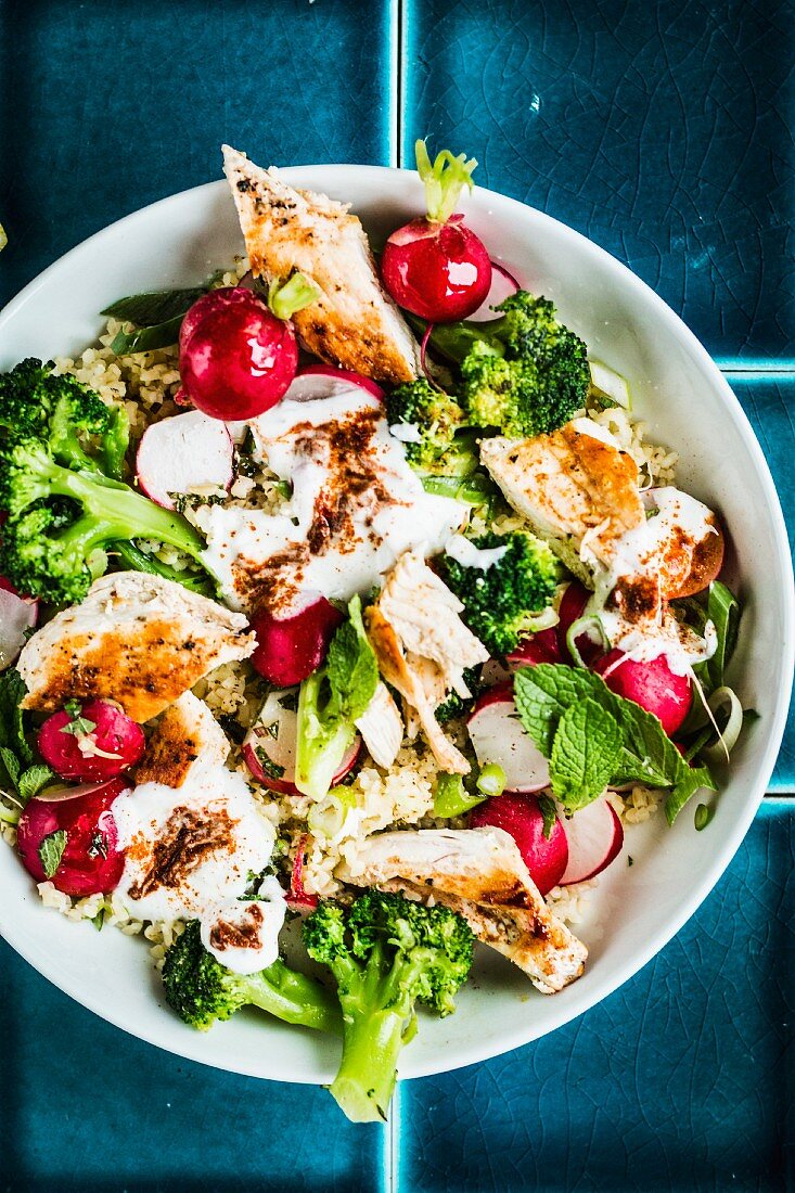 Bulgur salad with broccoli, radishes and chicken