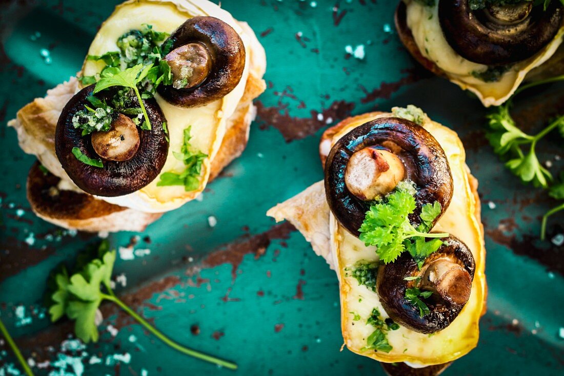 Crostini with cheese and mushrooms