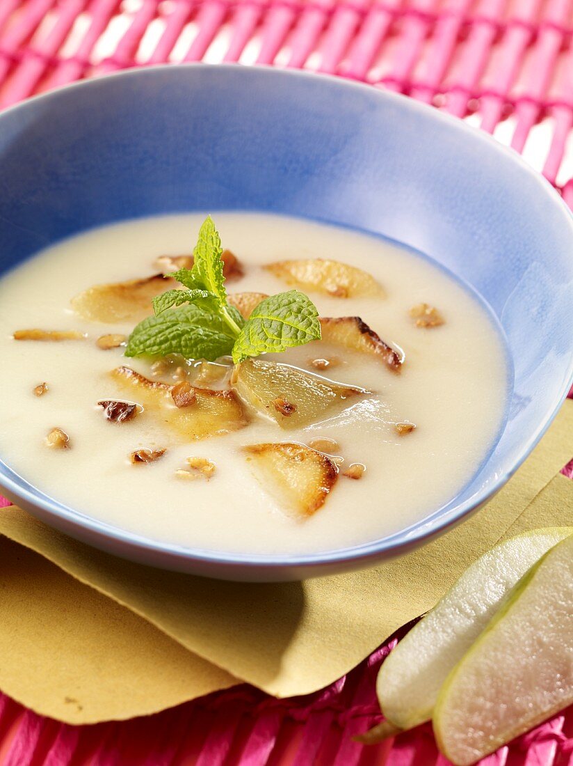 Cauliflower soup with Gorgonzola and pears