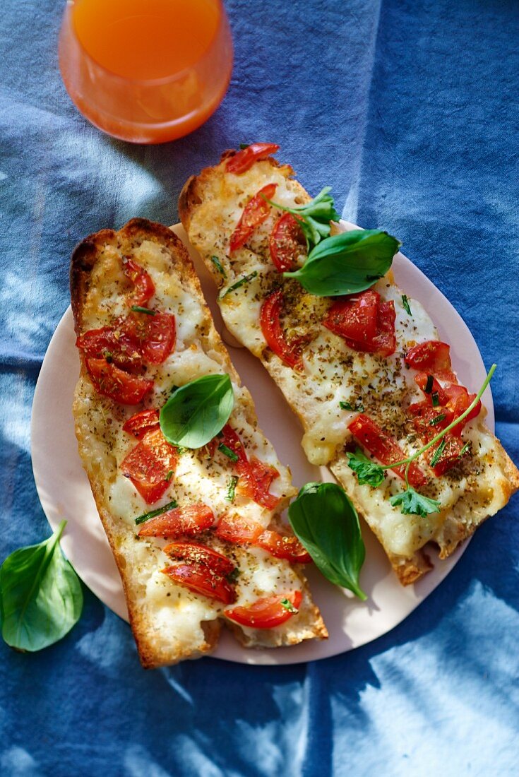 Pizza-Baguette mit Tomaten und Mozzarella