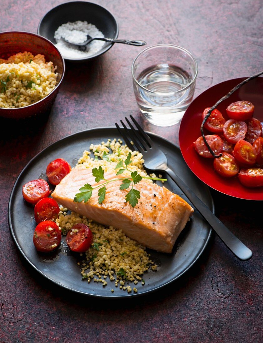 Lachsfilet mit Tomaten und Couscous